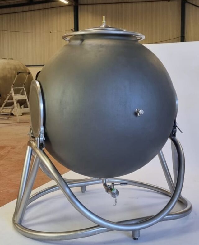 Galileo  especializados en el diseño de tinas esféricas de hormigón ligero destinadas a la industria vitivinícola sostenible.  Este concepto moderno debe su originalidad a la composición única de sus materias primas y a su particular forma, que enfatiza los fenómenos más naturales. Y como en la naturaleza, evolucionamos constantemente teniendo en cuenta la simplicidad y la eficiencia.  Contáctanos al 
💬WhatsApp +56934697064
📧Correo: contacto@corchera.cl
☝🏻o pincha en botón y déjanos un DM  LA  MEJOR ELECCIÓN PARA PROTEGER TU  #galileotanks #wine #nature #naturaleza🍃 #winelovers